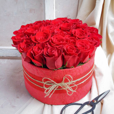 Virágdoboz vörös rózsákból